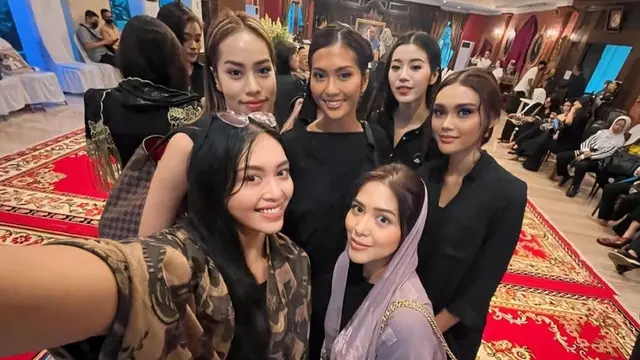 Para Puteri Indonesia saat Melayat Mooryati Soedibyo.