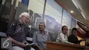 Romo Frans Magnis Suzeno berbincang dengan M.Busyro Muqoddas saat menghadiri pandangan Tim Evaluasi Penanganan Terorisme di PP Muhammadiyah, Jakarta, Kamis (15/7). Jumpa pers tersebut terkait Peledakan Bom di Mapolresta Solo .(Liputan6.com/Faizal Fanani)