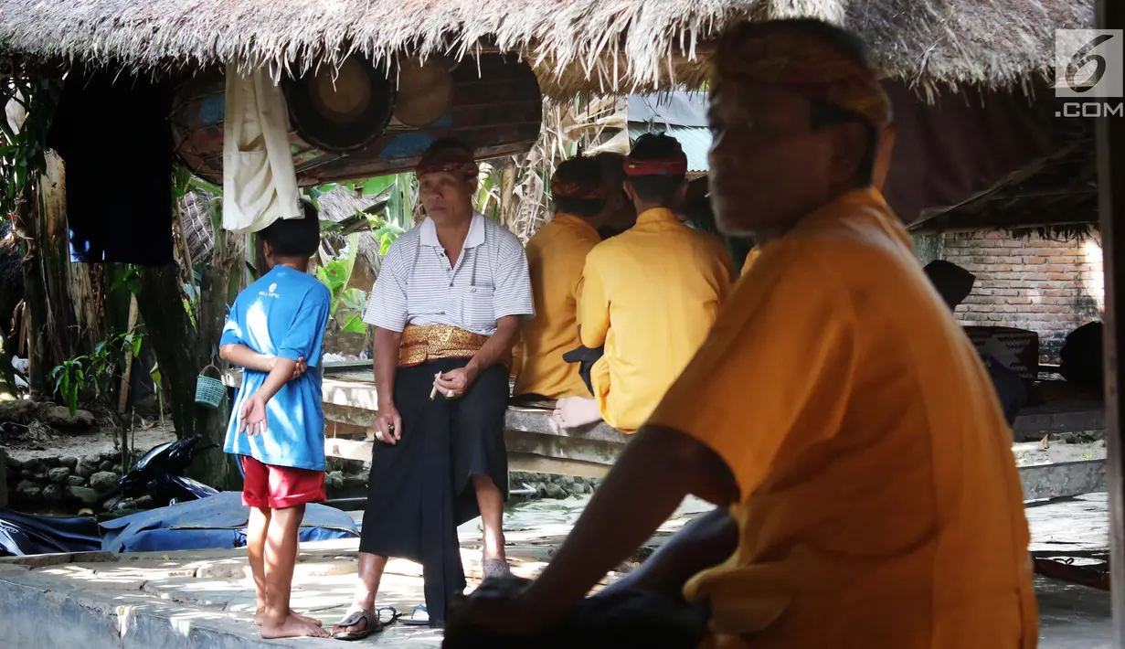Sade adalah salah satu dusun di desa Rembitan, Pujut, Lombok Tengah. Dusun ini dikenal sebagai dusun yang mempertahankan adat suku Sasak dengan penduduknya yang  beragama muslim. (Liputan6.com/Angga Yuniar)