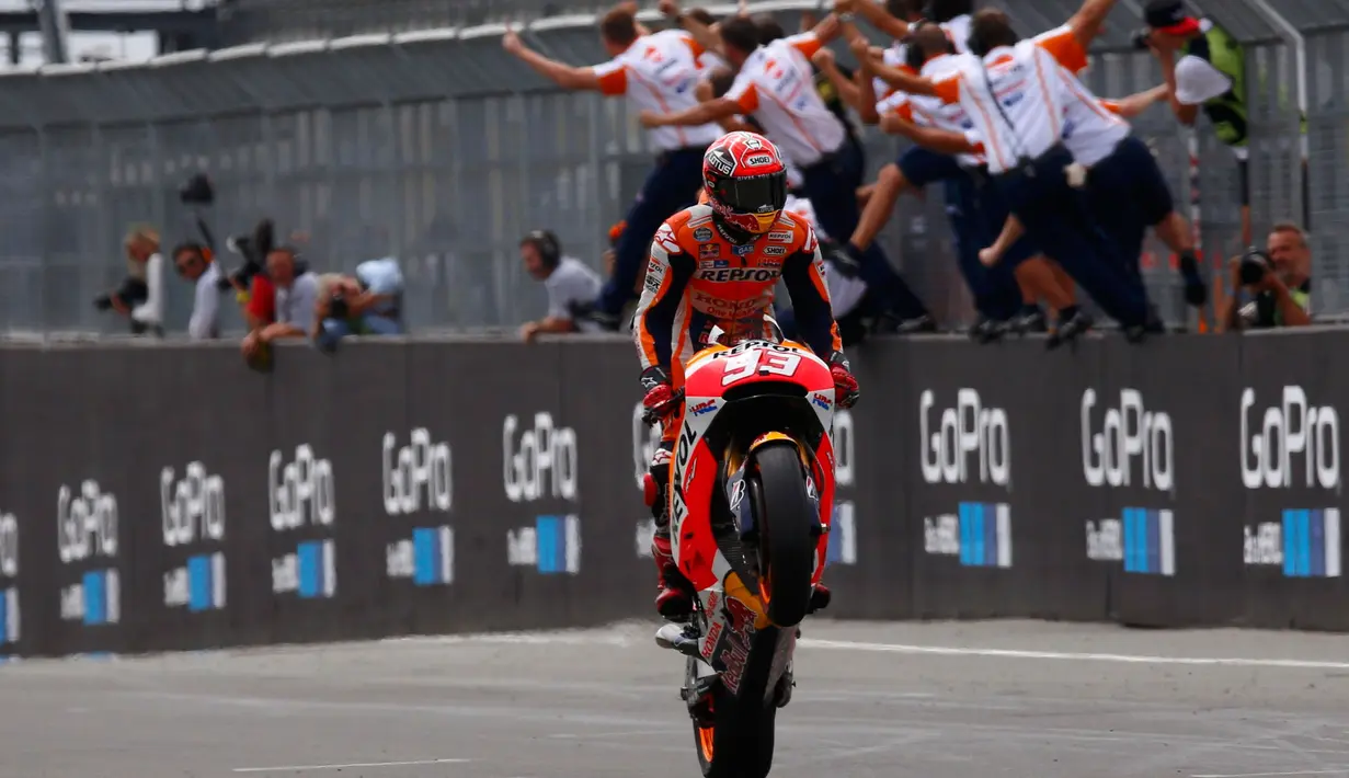 Marc Marquez merayakan kemenangannya pada MotoGP di Sirkuit Sachsenring, Jerman Minggu (12/7/2015). Meskipun juara satu pada seri ini, Marc Marquez masih menempati peringkat keempat pada klasemen motoGP 2015. (REUTERS/Hannibal Hanschke)