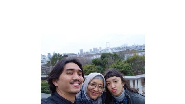 Potret Aishameglio bersama dengan ayah dan ibunya, ketiganya kompak mengenakan baju senada.