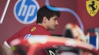 Pembalap Ferrari asal Monako, Charles Leclerc, terlihat di garasinya dekat jalur pit selama sesi latihan kedua untuk Grand Prix Formula 1 Kanada 2025 di Sirkuit Gilles-Villeneuve di Montreal, Kanada, pada 13 Juni 2025. (Geoff Robins/AFP)