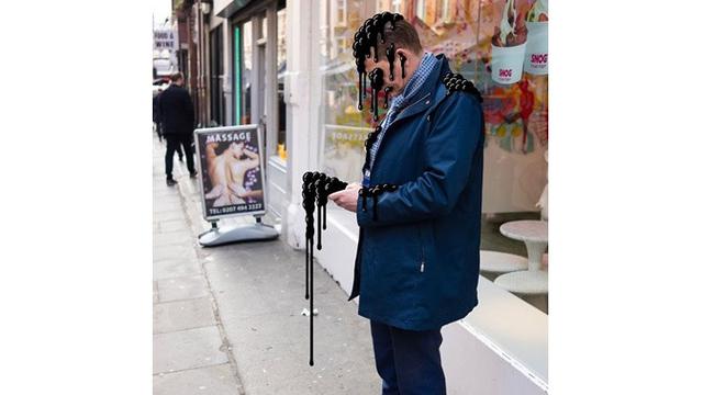 6 Ilustrasi ini Kritisi Perilaku Orang Habiskan Waktu Lama dengan Ponsel, Kreatif