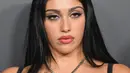 <p>Aktris Amerika Serikat Lourdes Leon tiba pada pembukaan pameran Thierry Mugler: Couturissime di Brooklyn Museum, Brooklyn, New York City, Amerika Serikat, 15 November 2022. Untuk melengkapi penampilannya, Lourdes menambahkan kalung rantai perak dengan liontin besar berbentuk salib. (ANGELA WEISS/AFP)</p>