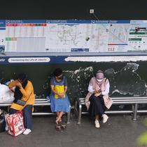 Pengunjung duduk di halte di kawasan Tanah Abang, Jakarta, Senin (28/2/2022). Menteri Kesehatan (Menkes) Budi Gunadi Sadikin mengatakan pemerintah tengah menyusun strategi untuk mengubah status pandemi Covid-19 menjadi endemi. (Liputan6.com/Angga Yuniar)