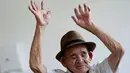 Kakek Chepito saat melakukan terapi di panti jompo Sisters of Charity di San Jose , Kosta Rika, Senin (11/8/2015).  Chepito bisa berumur panjang ini tak lepas dari gaya hidupnya yang sehat. (REUTERS/Juan Carlos Ulate)