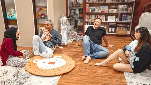 5 Pemotretan Keluarga Gilang Dirga dan Adiezty Fersa Bersama Buah Hati