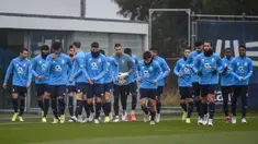 Para pemain FC Porto mengambil bagian dalam sesi latihan jelang menghadapi Atletico Madrid pada pertandingan Grup B Liga Champions di tempat latihan FC Porto Olival, Vila Nova de Gaia, Portugal, 6 Desember 2021. (MIGUEL RIOPA/AFP)