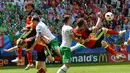 Bek Belgia, Thomas Meunier, melakukan tendangan salto dibayangi bek Irlandia, Stephen Ward, pada laga Grup E Piala Eropa 2016. Sepanjang laga Belgia lebih menguasi jalannya laga dengan penguasaan bola. (AFP/Nicolas Tucat)