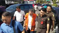KPK menyerahkan tersangka suap, Ketua Pengadilan Negeri Kepahiang Janner Purba ke Kejaksaan Tinggi Bengkulu. (Liputan6.com/Yuliardi Hardjo Putro)