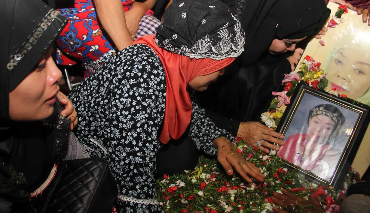 Sanak saudara serta sahabat saat menaburkan bunga dimakam komedian Betawi Nur Sarinuri atau lebih dikenal Mpok Nori di TPU Pondok Ranggon, Jakarta Timur, Jumat (3/4/2015). (Liputan6.com/Helmi Afandi)