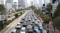 Kendaraan melintas di Jalan Jenderal Sudirman, Jakarta, Minggu (14/10). Badan Pengelola Transportasi Jabodetabek (BPTJ) menyatakan sistem ganjil genap diperpanjang hingga 31 Desember 2018. (Liputan6.com/Immanuel Antonius)