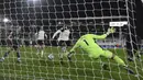 Pemain Fulham, Tosin Adarabioyo, melakukan gol bunuh diri saat melawan Tottenham Hotspur pada laga Liga Inggris di Stadion Craven Cottage, Kamis (4/3/2021). Tottenham Hotspur menang dengan skor 1-0. (Neil Hall/Pool via AP)