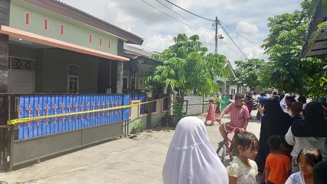 Lokasi pembunuhan oleh ayah terhadap anaknya menjadi perhatian warga setelah diberi garis polisi.