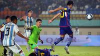 Kiper Timnas Argentina U-17, Jeremias Florentin (tengah) maju untuk mempersempit ruang tembak pemain Timnas Jepang U-17, Ryunosuke Sato (kanan) pada laga kedua Grup D Piala Dunia U-17 2023 di Stadion Si Jalak Harupat, Kabupaten Bandung, Selasa (14/11/2023). (Bola.com/Ikhwan Yanuar)