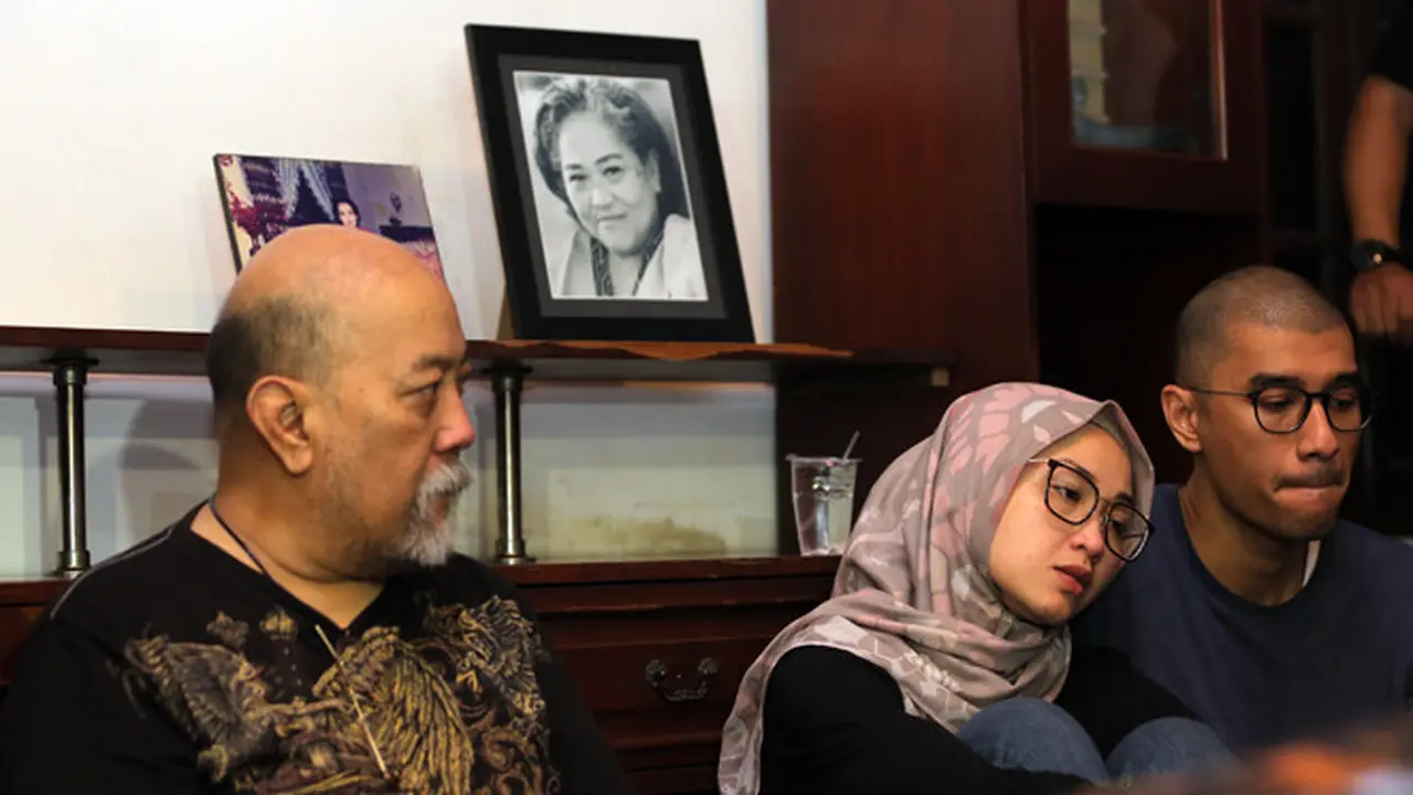 [Fimela] Suasana Rumah Duka Istri Indro Warkop