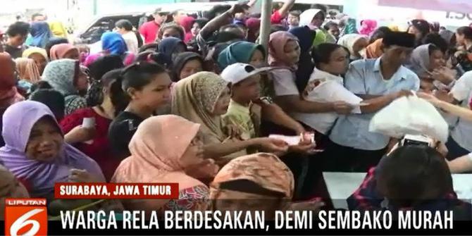 Warga Surabaya Rebutan Paket Sembako Murah Seharga Rp 20 Ribu