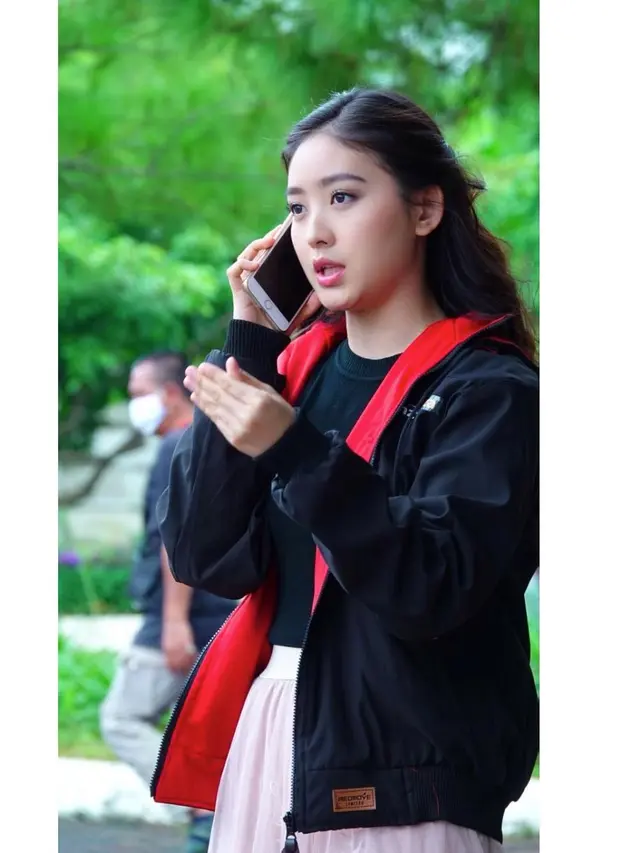 6 Gaya OOTD Natasha Wilona saat Berperan Jadi Cahaya, Bak Cewek Korea