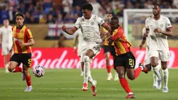 Pemain Chelsea, Josh Acheampong (tengah) menggiring bola dibayangi pemain El Tunis, Abdramane Konate dalam laga lanjutan Grup A Piala Dunia Antarklub 2025 di Lincoln Financial Field stadium, Philadelphia, Amerika Serikat, Rabu (25/06/2025) WIB. (AFP/Franck Fife)