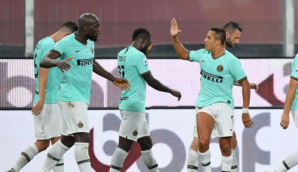 Pemain Inter Milan Alexis Sanchez (kanan) merayakan golnya ke gawang  Genoa pada pertandingan Serie A di Stadion Luigi Ferraris, Genoa, Italia, Sabtu (25/7/2020. Inter Milan mengalahkan Genoa 3-0. (Tano Pecoraro/LaPresse via AP)