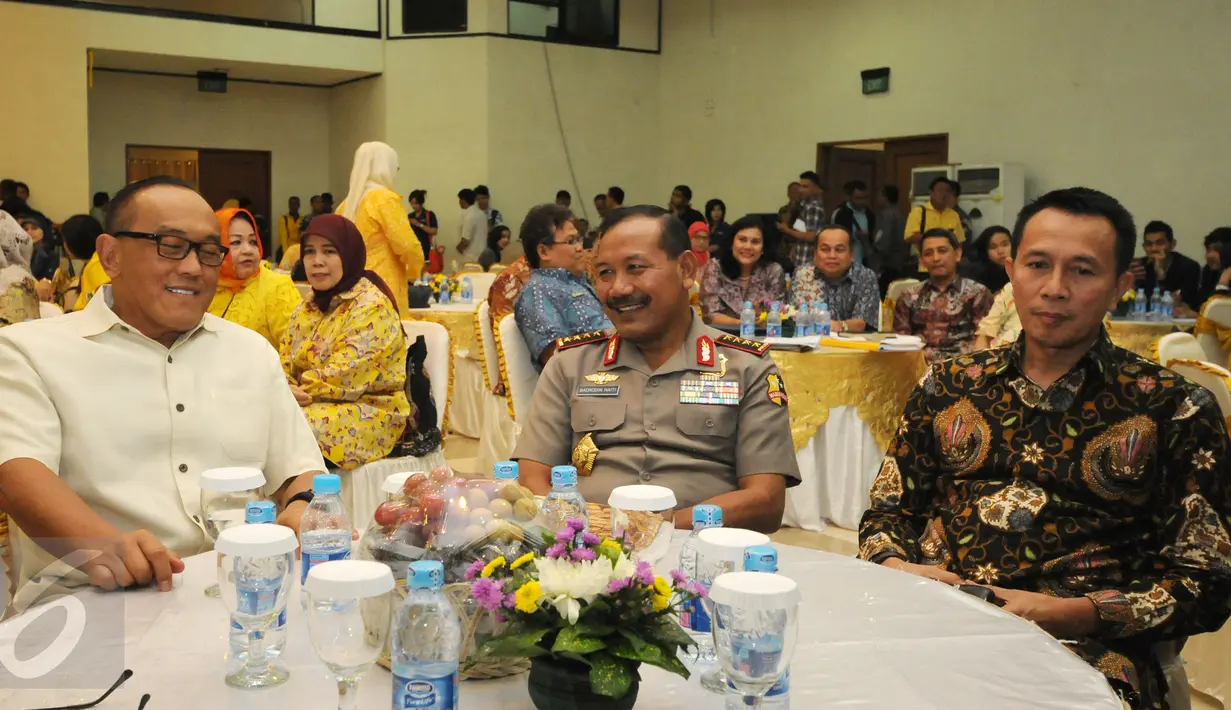 Kapolri Jenderal Pol Badrodin Haiti (tengah) duduk bersama Ketua Umum Partai Golkar, Aburizal Bakrie jelang diskusi RUU KUHP Mewujudkan Hukum Pidana Nasional yang Aspiratif dan KeIndonesiaan di Jakarta, Jumat (27/11/2015). (Liputan6/Helmi Fithriansyah)