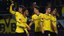 Pemain Dortmund merayakan gol yang dicetak Mats Hummels ke gawang Liverpool pada laga leg pertama perempat final Liga Europa di Stadion Signal Iduna Park, Dortmund, Jumat (8/4/2016) dini hari WIB. (AFP/Patrik Stollarz)