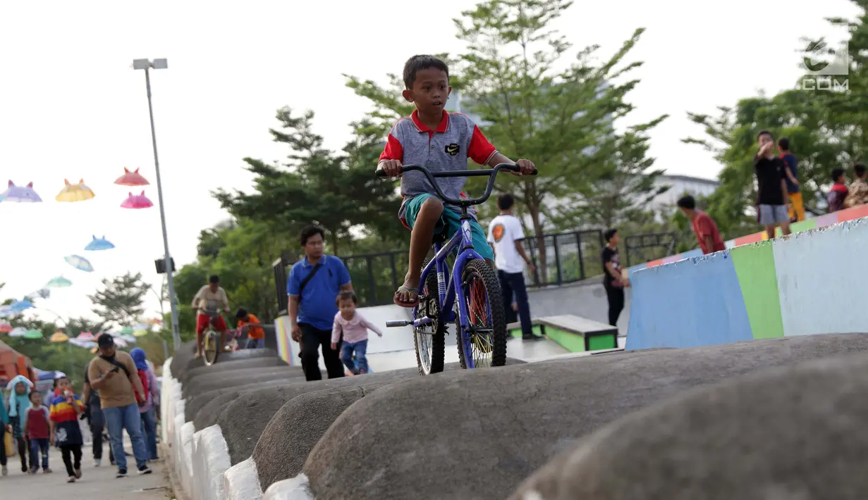 Seorang anak bermain sepeda di area Skate Park RPTRA Kalijodo, Jakarta, Sabtu (15/6/2019). Menjelang sore hari, anak-anak berdatangan menghabiskan waktu dengan bermain di area RPTRA Kalijodo. (Liputan6.com/Helmi Fithriansyah)