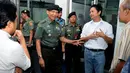 Di ruang redaksi, Kapuspen TNI Mayjen M Fuad Basya juga berdiskusi bersama tim Liputan6.com, Jakarta (24/4/2014). (Liputan6.com/Helmi Fithriansyah)
