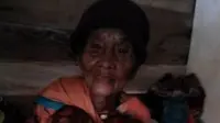 I Mari, nenek sebatang kara di pesisir pantai Desa Waetuwo, Kecamatan Lanrisang, Pinrang, Sulsel, menjadi korban perampokan. (Liputan6.com/Fauzan)