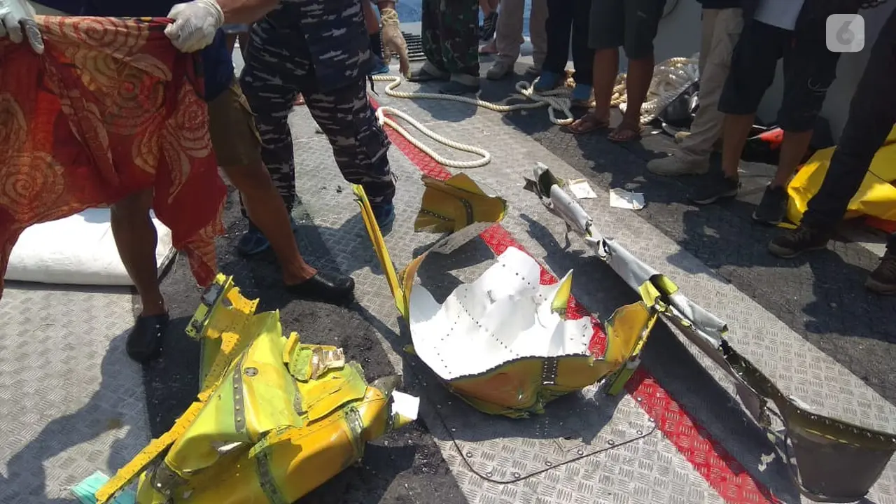Evakuasi badan pesawat Lion Air JT 610 yang jatuh di Tanjung Karawang.