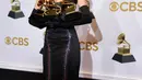 Olivia Rodrigo berpose dengan piala penghargaan Best Pop Vocal Album, Best New Artist, dan Best Pop Solo Performance pada ajang Grammy Awards 2022 di MGM Grand Garden Arena, Las Vegas, Amerika Serikat, 3 April 2022. (AP Photo/John Locher)