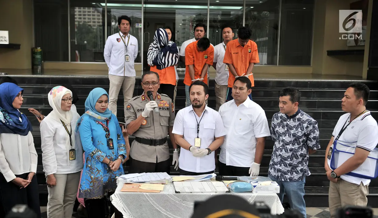 Kasubdit Penmas Bidang Humas Polda Metro Jaya AKBP I Gede Nyeneng (empat kiri) didampingi Wadirkrimum Polda Metro Jaya AKBP Ade Ary (empat kanan) dan pihak KPAI serta LPAI saat rilis praktik prostitusi, Jakarta, Rabu (8/8). (Merdeka.com/Iqbal Nugroho)