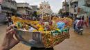Seorang umat Hindu membawa patung dewa Krishna dalam sebuah wadah yang diletakkan di atas kepalanya saat perayaan Festival Janmashtami di Mumbai, India, 6 September 2015. Festival ini menandai kelahiran dewa Krishna (REUTERS/Amit dave)