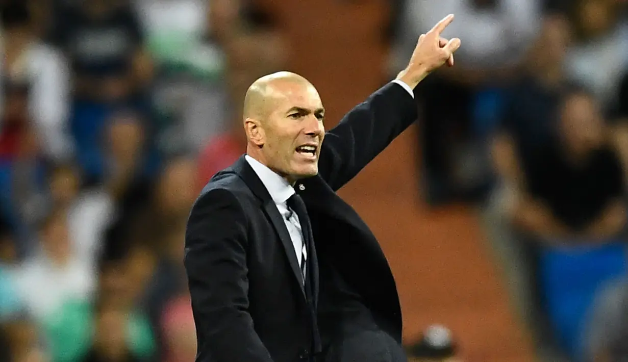 Zidane kala itu didaulat menjadi pelatih real madrid pada tahun 2016 menggantikan Rafael Benitez langsung menampakkan tajinya dengan merebut piala Liga Champions 2016. Zizou juga merupakan seorang mantan pemain legenda klub yang berjuluk Los Merengues tersebut. (Foto: AFP/Oscar Del Pozo)