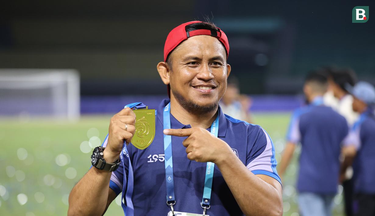 Pelatih Persita Tangerang, Ilham Jaya Kesuma memamerkan medali usal menjuarai ajang Elite Pro Academi kategori U-20 2024/2025 di Stadion Patriot Chandrabhaga, Bekasi pada Sabtu (22/2/2025). (Bola.com/Abdul Aziz)