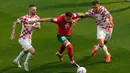 Pemain Kroasia Marcelo Brozovic (kiri) dan Dejan Lovren (kanan) berebut bola dengan pemain Maroko  Selim Amallah (tengah) pada pertandingan sepak bola Grup F Piala Dunia 2022 di Stadion Al Bayt, Al Khor, Qatar, Rabu (23/11/2022). Pertandingan berakhir imbang dengan skor 0-0. (AP Photo/Darko Vojinovic)