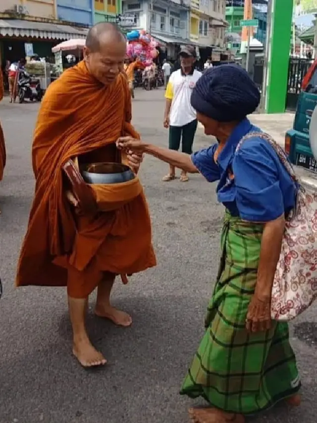 7 Momen Warga Berbagi Makanan Kepada Biksu dari Thailand, Indahnya Toleransi