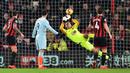 Aksi gemilang diperlihatkan Artur Boruc kontra Chelsea pada laga lanjutan Premier League yang berlangsung di stadion Dean Court, Bournemouth, Kamis (31/1). Bournemouth menang 4-0 atas Chelsea. (AFP/Glyn Kirk)