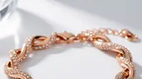 Gelang Emas Rose Gold Kombinasi Kristal Swarovski untuk Gaya Elegan Modern (AI)