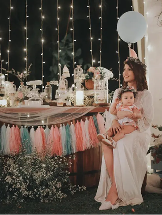 Selain ucapan selamat, pada warganet juga jeli melihat plang yang ada disebelah foto mereka bertiga. Lantaran, ia melihat tulisan yang menurutnya aneh. Lantaran di plang tersebut tertulis 09.10.2017. (Instagram/glennalinskie)