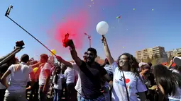 Peserta bersuka cita saat mengikuti acara marathon bertajuk 'I Love Damaskus' di Umayyah Square Damaskus, Suriah, Jumat (7/10). (REUTERS / Omar Sanadiki)