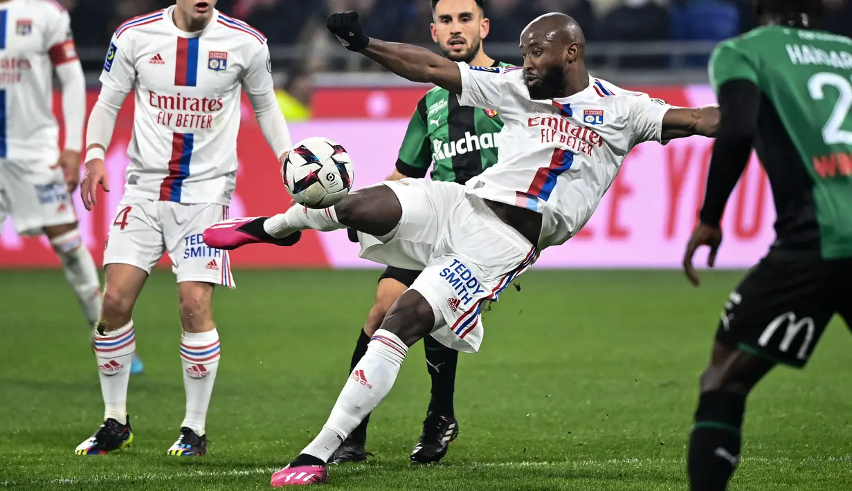 Pemain Lyon, Moussa Dembele (tengah) berusaha mencetak gol ke gawang RC Lens pada laga Ligue 1 2022/2023 di Stadion Groupama, Decines-Charpieu, 12 Februari 2023. Dembele kini berstatus bebas transfer setelah kontraknya habis pada pekan lalu. Ia kurang mendapatkan kesempatan pada musim lalu di klubnya dengan hanya mencetak tiga gol. Meskipun begitu, pemain 26 tahun tersebut tercatat telah melesatkan 70 gol dalam 172 penampilan selama lima tahun di Lyon. (AFP/Olvier Chassignole)
