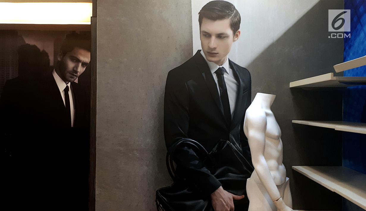 Sebuah manikin tanpa busana dipajang di lantai busana pria di Matahari Mall Taman Anggrek, Jakarta, Jumat (1/12). PT Matahari Department Store akan menutup gerainya pada 3 Desember 2017. (Liputan6.com/Fery Pradolo)