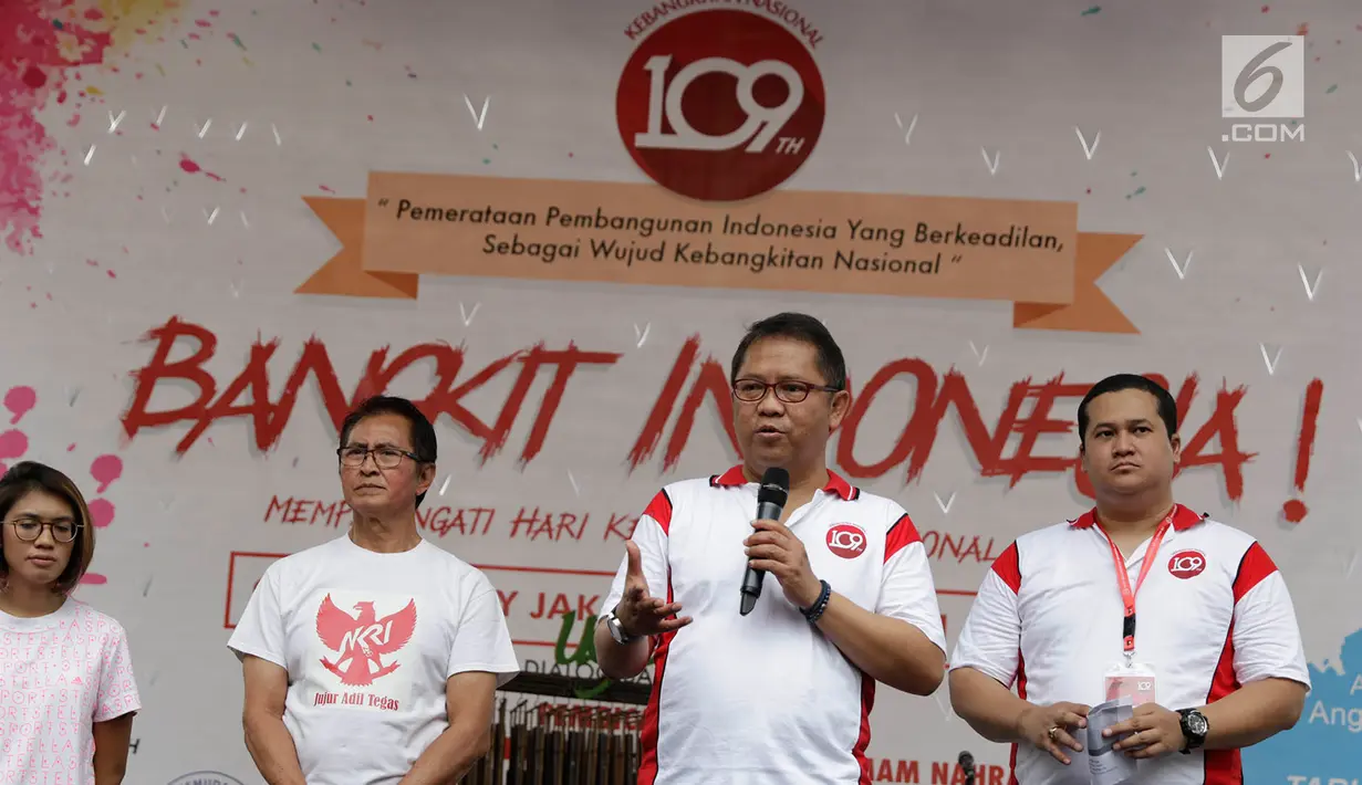 Menkominfo Rudiantara meramaikan acara 'Bangkit Indonesia' di Lokasi Car Free Day (CFD), Jakarta, Minggu (21/5). Dalam acara itu, Rudiantara bermain angklung bersama untuk menunjukkan harmonisasi dan kesatuan Indonesia. (Liputan6.com/Immanuel Antonius)
