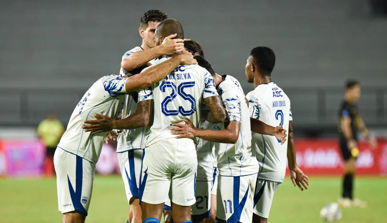 Maung Bandung akhirnya bersorak karena mencetak gol pada menit ke-25. David da Silva jadi aktornya setelah menerima umpan dari sisi kiri yang dikirim Frets Butuan. (Dok. Persib)