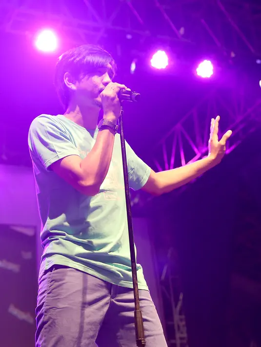 Sheila On 7 tampil di Beng-beng Stage pada pukul 20.15 WIB, melenceng dari yang sudah dijadwalkan sebelumnya yaitu pukul 19.00 WIB. Meski telat namun tetap saja Duta dan kawan-kawan berhasil menghibur penonton. (Andy Masela/Bintang.com)