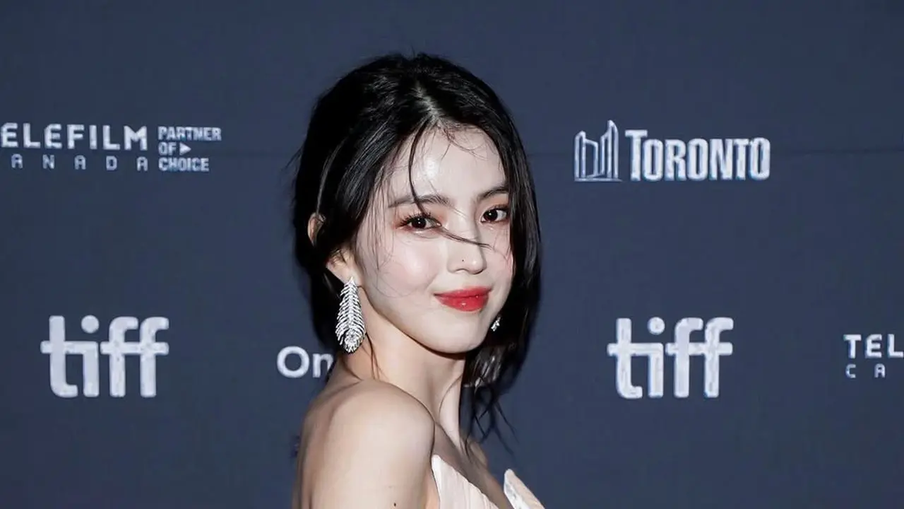 Pesona Bak Dewi, Han So Hee Balutan Gaun Cream di Toronto International Film Festival 2025