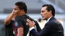 Pelatih AC Milan, Vincenzo Montella, menyemangati Carlos Bacca. Kemenangan 3-2 melawan Torino menjadi debut manis bagi pelatih anyar Rossoneri itu. (EPA/Matteo Bazi)