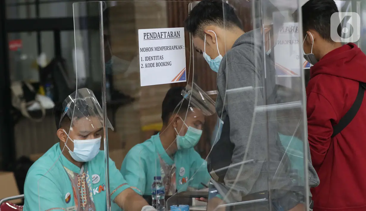 Calon penumpang kereta api jarak jauh mendaftar untuk Rapid Test Antigen di area Stasiun Senen Jakarta, Kamis (24/12/2020). Stasiun Pasar Senen menjadi salah satu stasiun yang mulai ramai didatangi calon penumpang kereta api jarak jauh pada masa libur Natal 2020. (Liputan6.com/Helmi Fithriansyah)