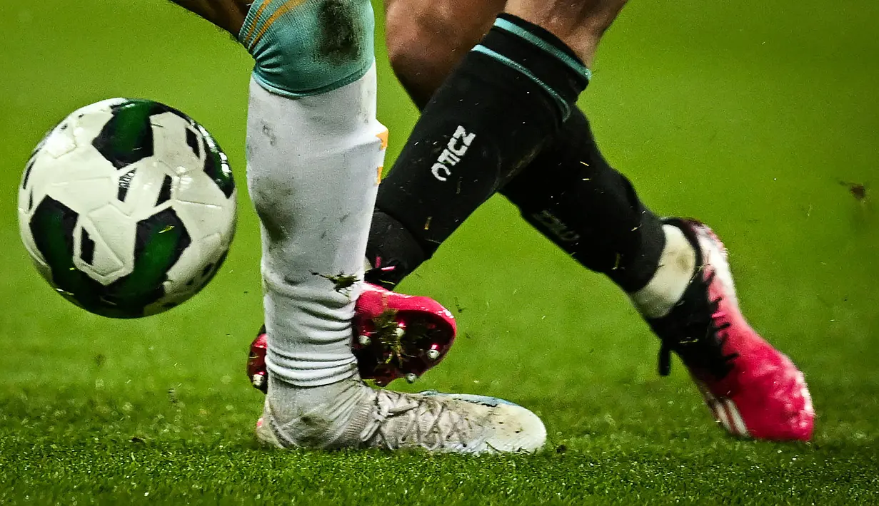 Kaki pemain Newcastle, Bruno Guimaraes (kanan) saat melakukan tekel keras kepada pemain Southampton, Samuel Edozie pada laga semifinal Carabao Cup 2022/2023 yang berlangsung di St James Park, Rabu (1/2/2023) WIB. The Magpies berhasil menang dengan skor 2-1. (AFP/Paul Ellis)